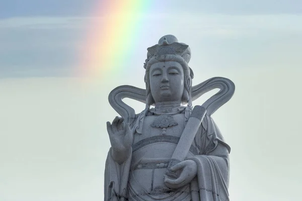 前方に中国の神の像と風光明媚な空の天気 — ストック写真