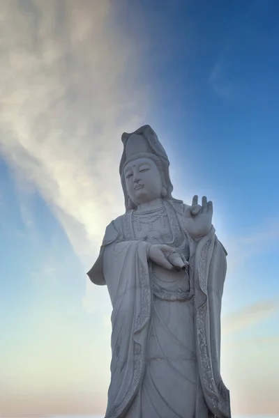 Tempo Cielo Panoramico Con Statua Della Divinità Cinese Primo Piano — Foto Stock