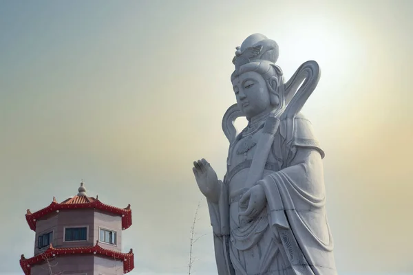 前方に中国の神の像と風光明媚な空の天気 — ストック写真