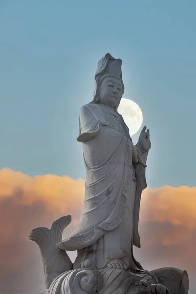 以中国神像为前景的风景天候 — 图库照片