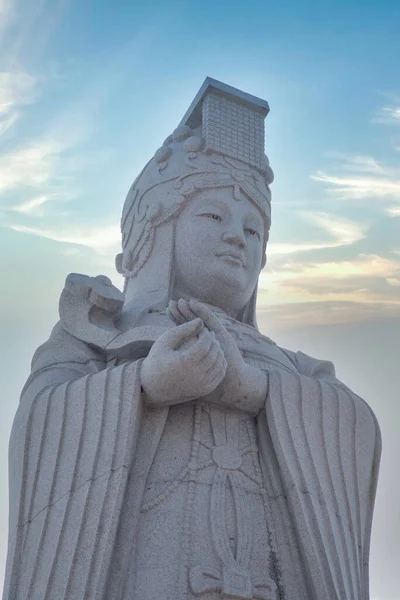 Tempo Cielo Panoramico Con Statua Della Divinità Cinese Primo Piano — Foto Stock
