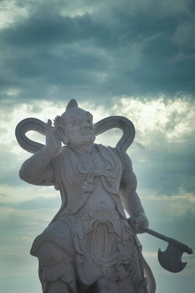 Malerisches Himmelswetter Mit Götterstatue Aus Der Chinesischen Mythologie Vordergrund — Stockfoto