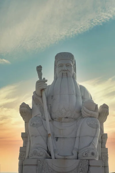 Tempo Cielo Panoramico Con Mitologia Cinese Divinità Statua Primo Piano — Foto Stock