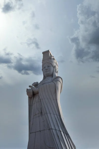 以中国神话传说神像为前景的风景天候 — 图库照片