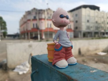 Perak, Malezya. 27 Temmuz 2020: Kg Koh caddesindeki demir sütun balkonunda terk edilmiş küçük bir karikatür bebeği bulundu.