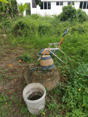 Bahçede eski, katlanabilir bir sandalye..