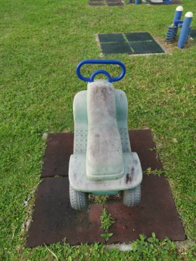 Çocuk parkında bahar binicisi oyuncağı sallanıyor.