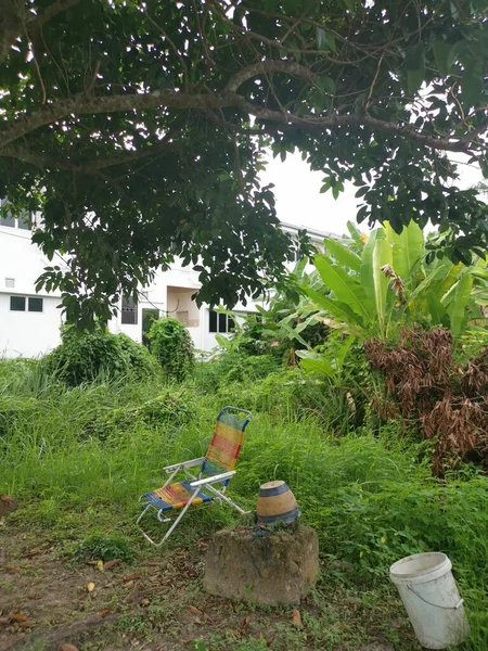 Een Oude Opvouwbare Luie Stoel Tuin — Stockfoto