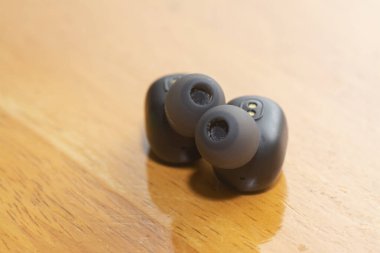 Siyah kablosuz kulaklığın yakın çekim görüntüsü.