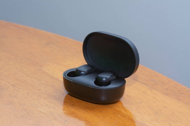 Siyah kablosuz kulaklığın yakın çekim görüntüsü.