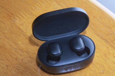 Siyah kablosuz kulaklığın yakın çekim görüntüsü.