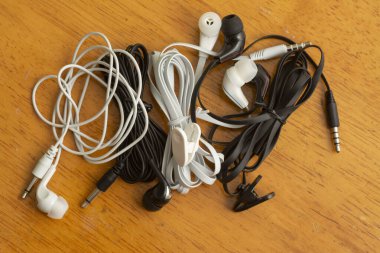 Siyah ve beyaz kulaklık tıkaçlarının yakın çekim görüntüsü.