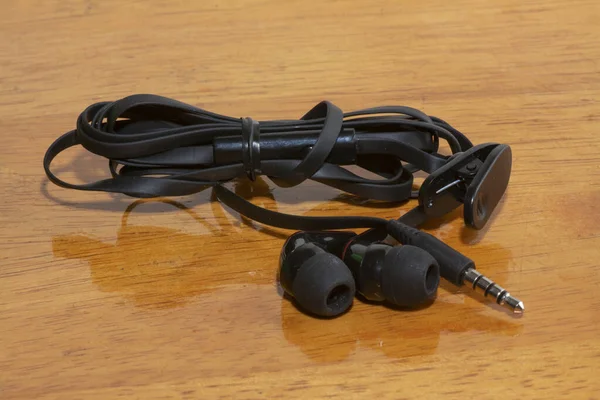 Κοντινή Εικόνα Των Μαύρων Ενσύρματων Βυσμάτων Ακουστικών — Φωτογραφία Αρχείου