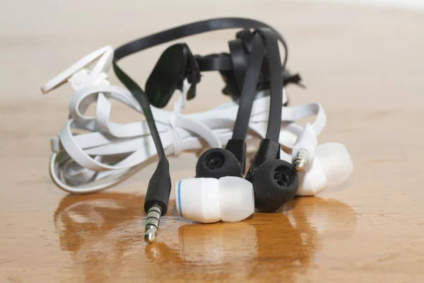 Imagen Cerca Tapones Auriculares Con Cable Blanco Negro — Foto de Stock