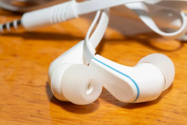 Imagen Cerca Tapones Auriculares Con Cable Blanco — Foto de Stock