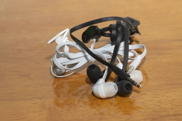 Κοντινή Εικόνα Από Ασπρόμαυρα Ενσύρματα Ακουστικά — Φωτογραφία Αρχείου