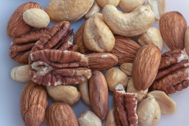 Yenilebilir badem, ceviz, ceviz, fıstık ve fındık karışımı..