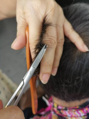 Saç kesme ve budamanın yakın çekim sahnesi.