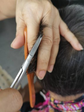 Saç kesme ve budamanın yakın çekim sahnesi.