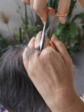 Saç kesme ve budamanın yakın çekim sahnesi.