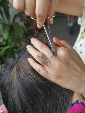 Saç kesme ve budamanın yakın çekim sahnesi.