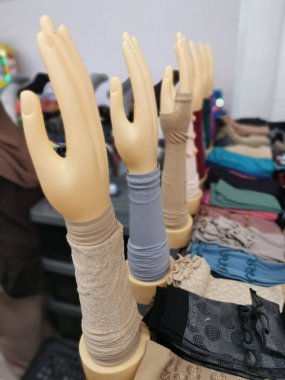 Perak, Malezya. 17 Ağustos 2020. Renkli bir bayanın kollarının bulunduğu sıra sıra manken elleri Tesco Alışveriş Mağazası 'nda satışa sunuldu..