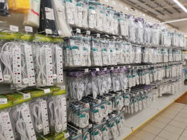 Perak, Malezya. 17 Ağustos 2020: Tesco Alışveriş Mağazası 'nda satışa sunulan çeşitli boyutlarda elektrik uzatma kablosu paketlerde paketlendi. 