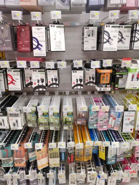 Perak, Malezya. 17 Ağustos 2020. Tesco Alışveriş Mağazası 'nda satışa sunulan USB kablo adaptörünün çeşitli tasarımı.