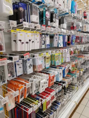 Perak, Malezya. 17 Ağustos 2020. Tesco Alışveriş Mağazası 'nda satılmak üzere kutulara doldurulmuş kablo kulaklık tasarımları.