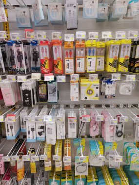 Perak, Malezya. 17 Ağustos 2020. Tesco Alışveriş Mağazası 'nda satışa sunulan USB kablo adaptörünün çeşitli tasarımı.