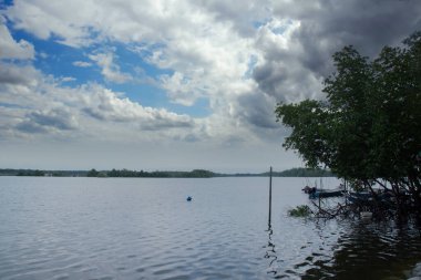 Balıkçı limanında güzel bir gökyüzü manzarası.