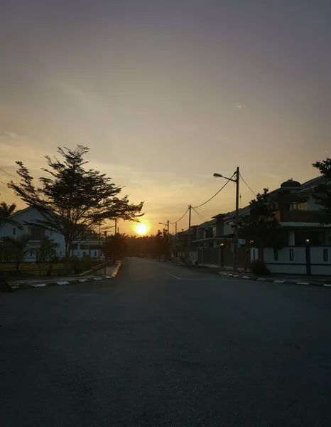 Madrugada Amanhecer Céu Cena Casas Residenciais — Fotografia de Stock