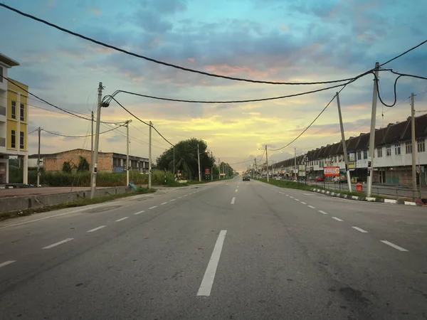 말레이시아 평온하고 아름다운 양두아 도로에서 차량이 아스팔트 도로를 다니지 — 스톡 사진