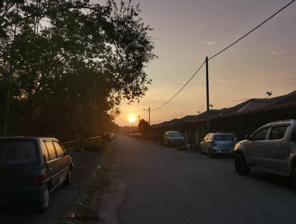 马来西亚 波拉克 2020年8月23日 清晨日出时分 达曼辛巴鲁路边停车场的宁静住宅区 — 图库照片