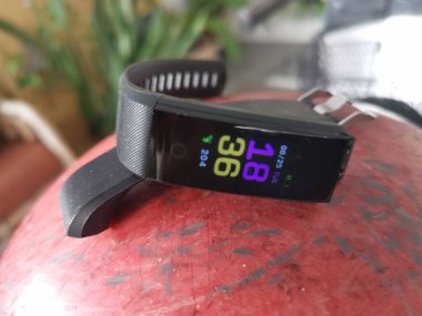 Dijital fitness bel bandı saat ekranda.