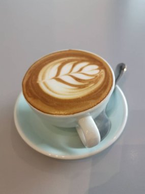 Masanın üzerinde bir fincan kahve..