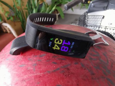 Dijital fitness bel bandı saat ekranda.