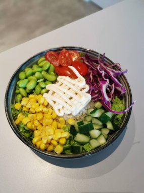 Bir kase sebze dürtme kabı görüntüsü.