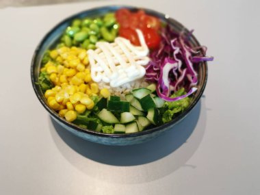 Bir kase sebze dürtme kabı görüntüsü.