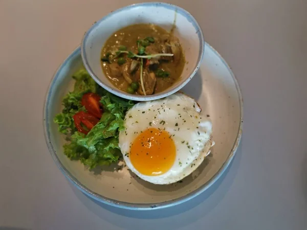 绿咖喱鸡饭和炒蛋 — 图库照片