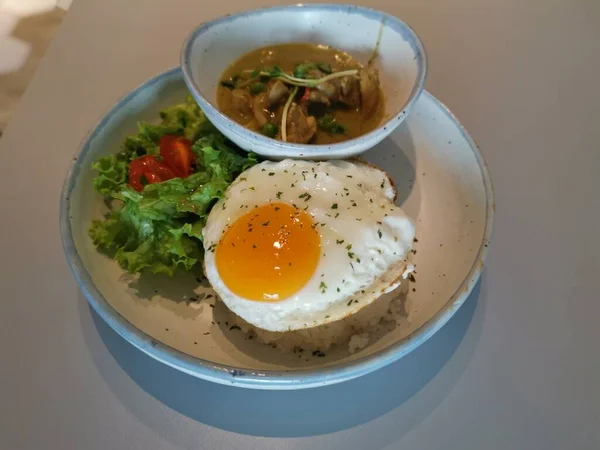 绿咖喱鸡饭和炒蛋 — 图库照片
