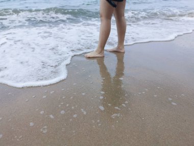 Sahilde deniz dalgaları..