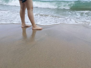 Sahilde deniz dalgaları..