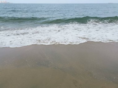 Sahilde deniz dalgaları..