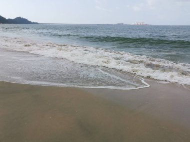 Sahilde deniz dalgaları..