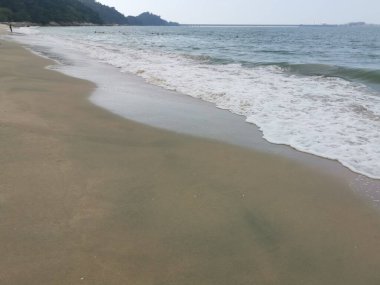 Sahilde deniz dalgaları..