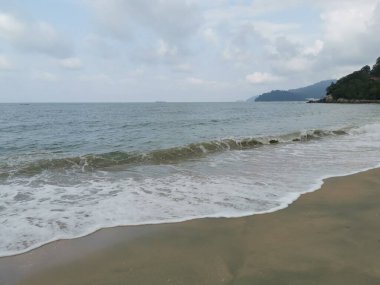 Sahilde deniz dalgaları..