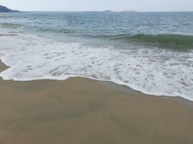 Sahilde deniz dalgaları..