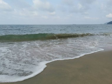 Sahilde deniz dalgaları..