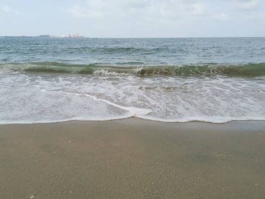 Sahilde deniz dalgaları..